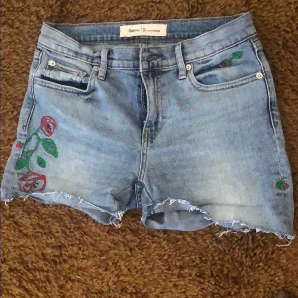 GAP embroidered cutoffs denim 26 EUC
